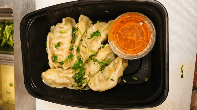 Momos (8 Pcs).